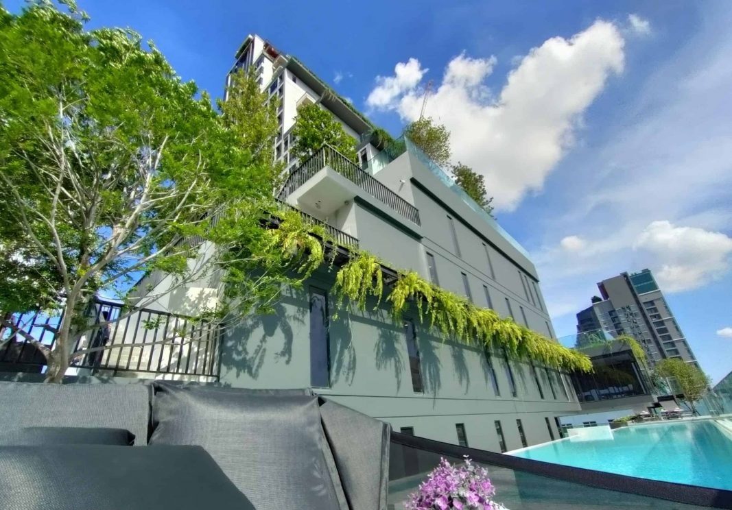 Park Origin Phayathai — terrace with a pool and landscaped balconies
