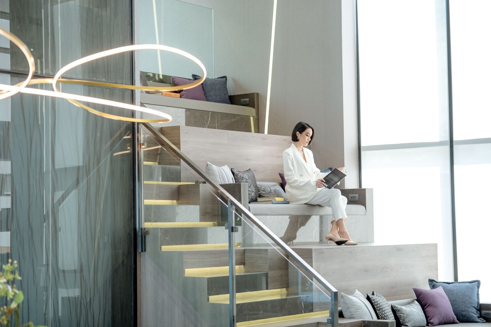 Park Origin Phayathai — lounge with a stair-seating area and a designer light ring