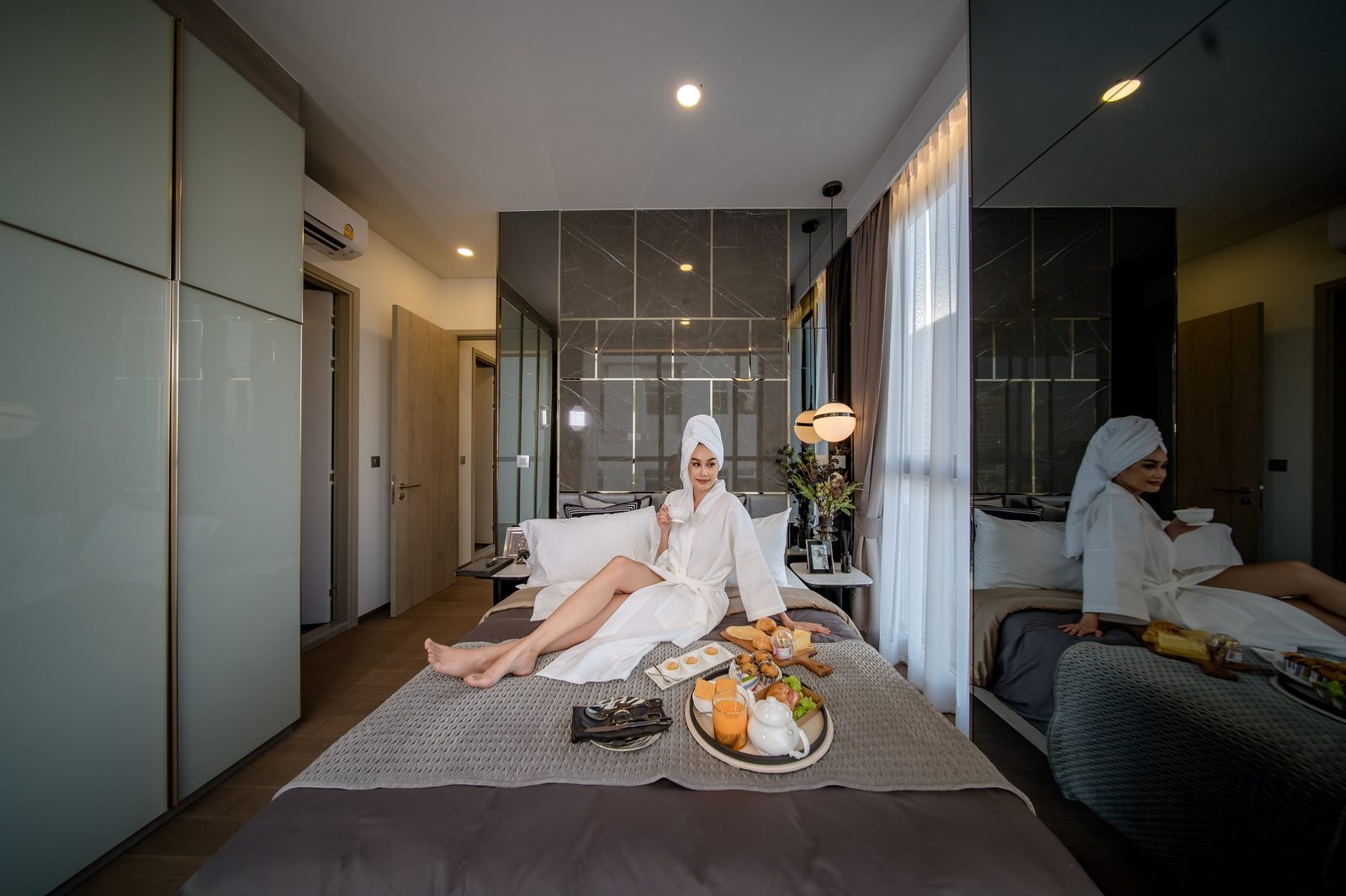 Park Origin Phayathai — residence bedroom with a city view